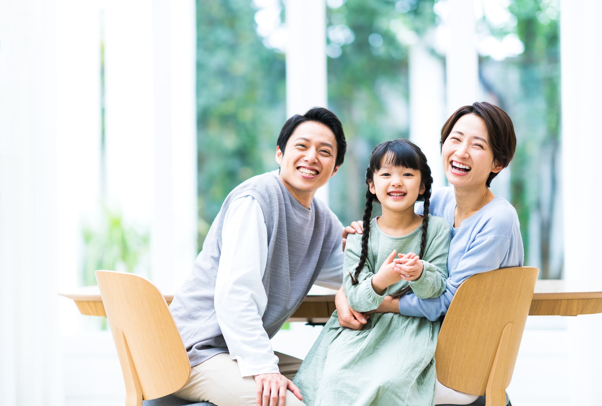 子どもを真ん中に笑顔の家族