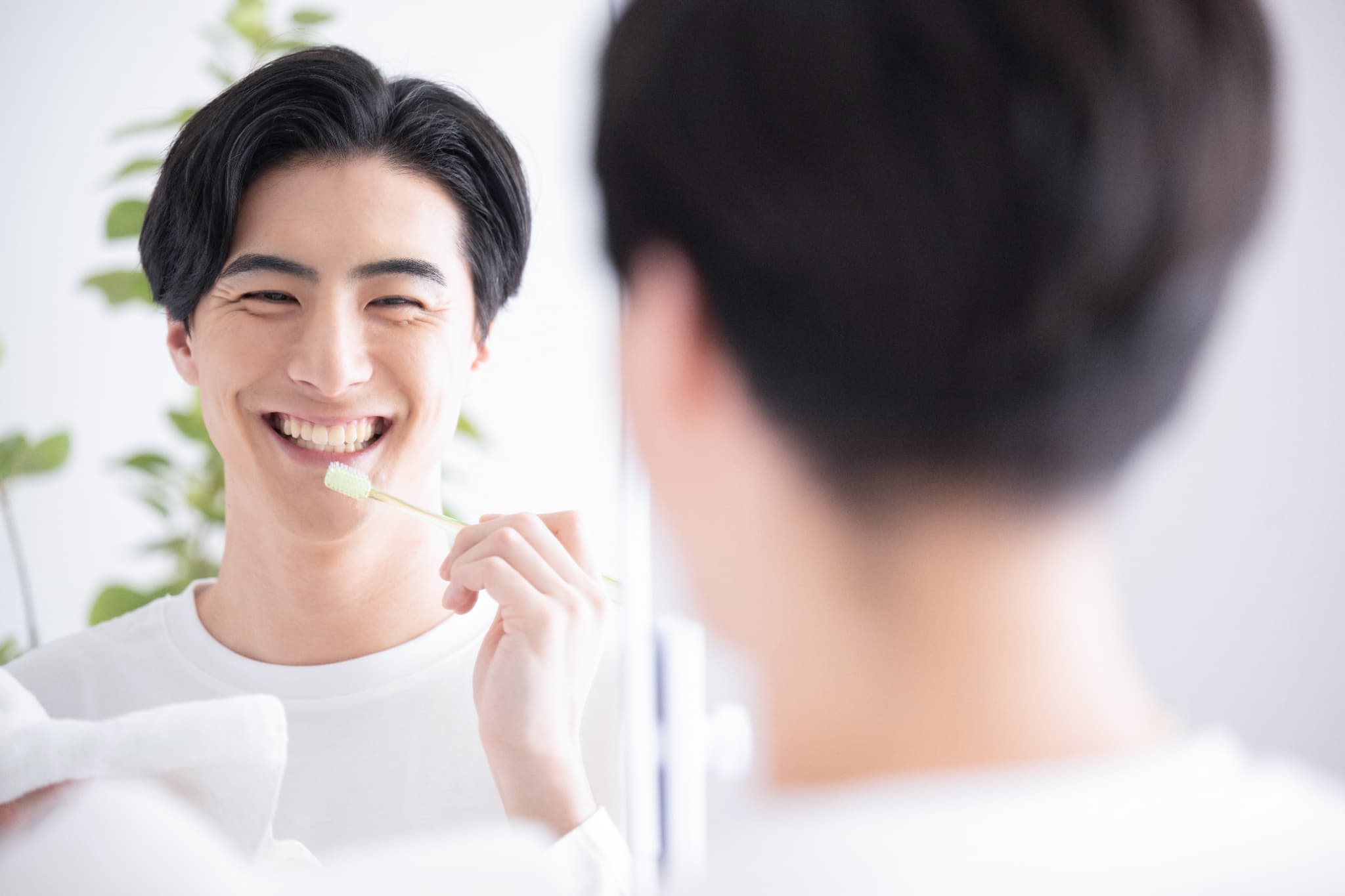 丁寧な歯磨きで歯周病予防をする男性