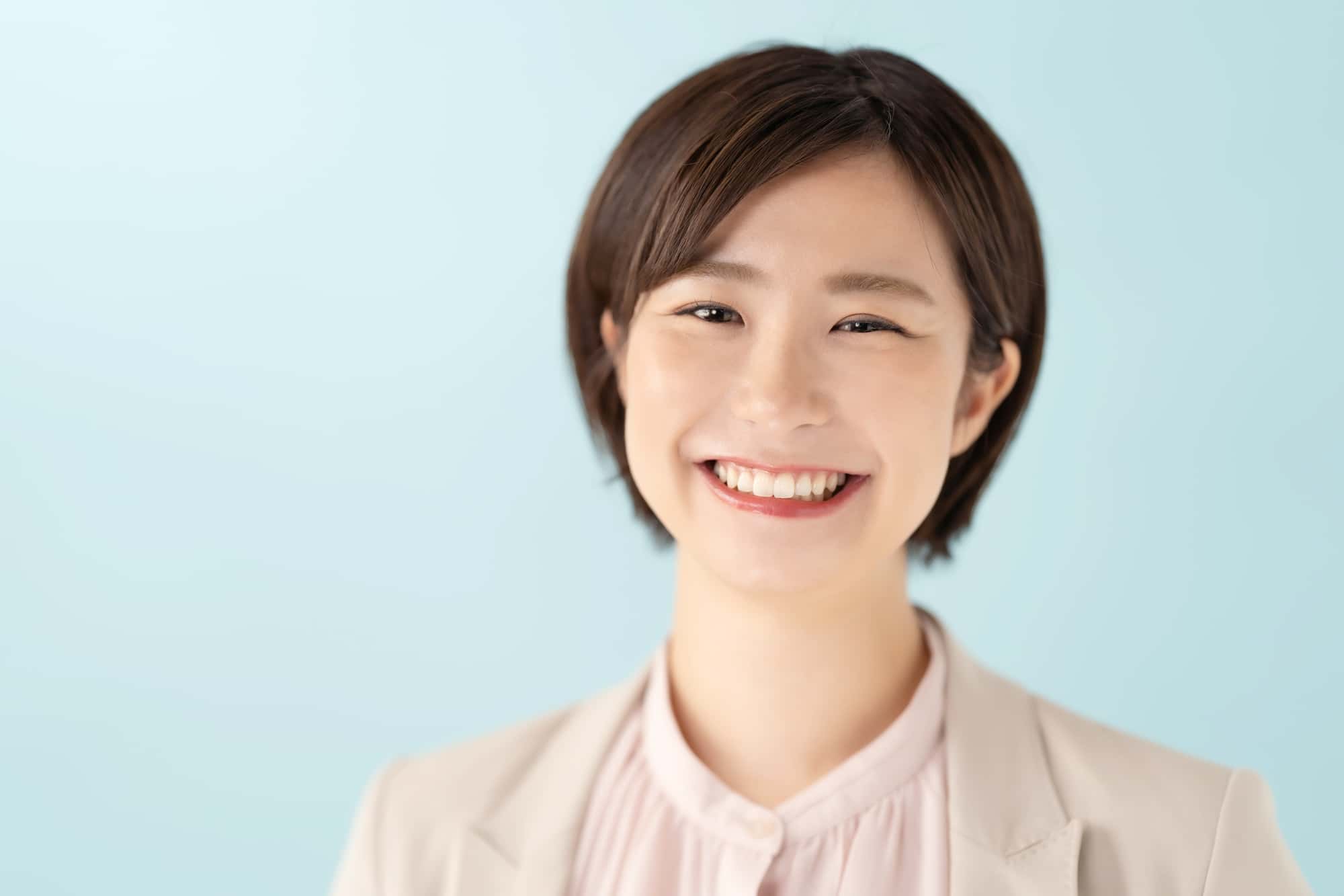 ワイヤー矯正で美しい歯並びになった笑顔の女性