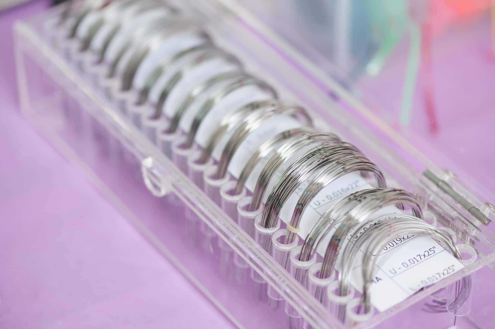 ワイヤー矯正のメタルワイヤーが並んでいるイメージ