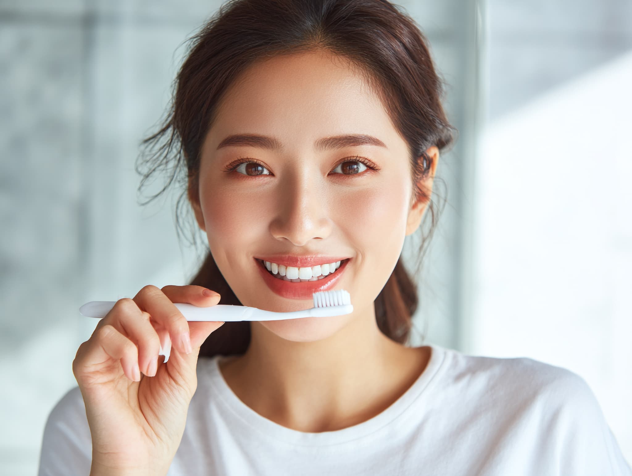 セラミックの歯を長持ちさせるため正しいブラッシングを心がける女性