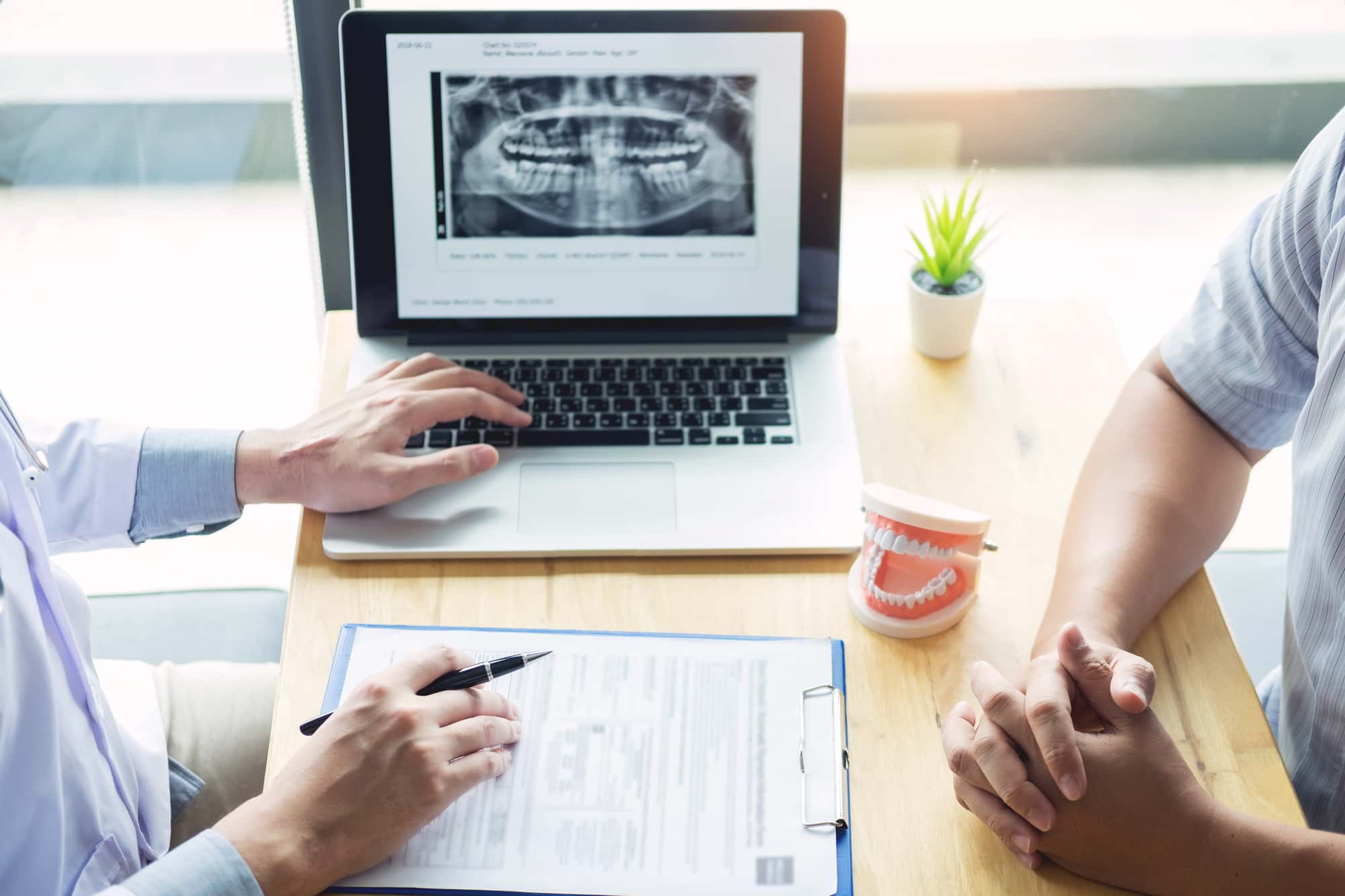 インビザラインについて歯科医からカウンセリングを受ける患者