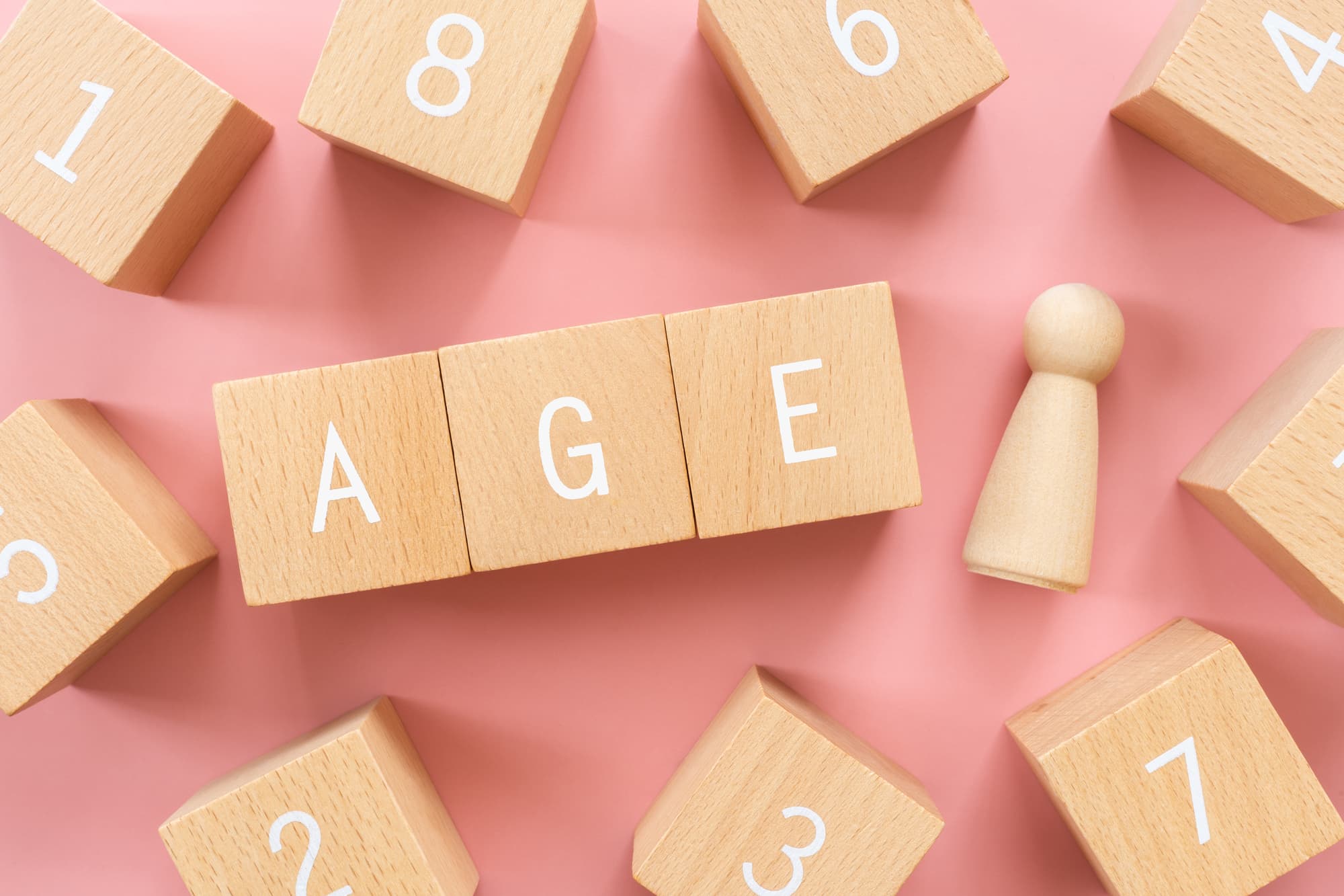 インプラント治療の適応年齢について説明するイメージ