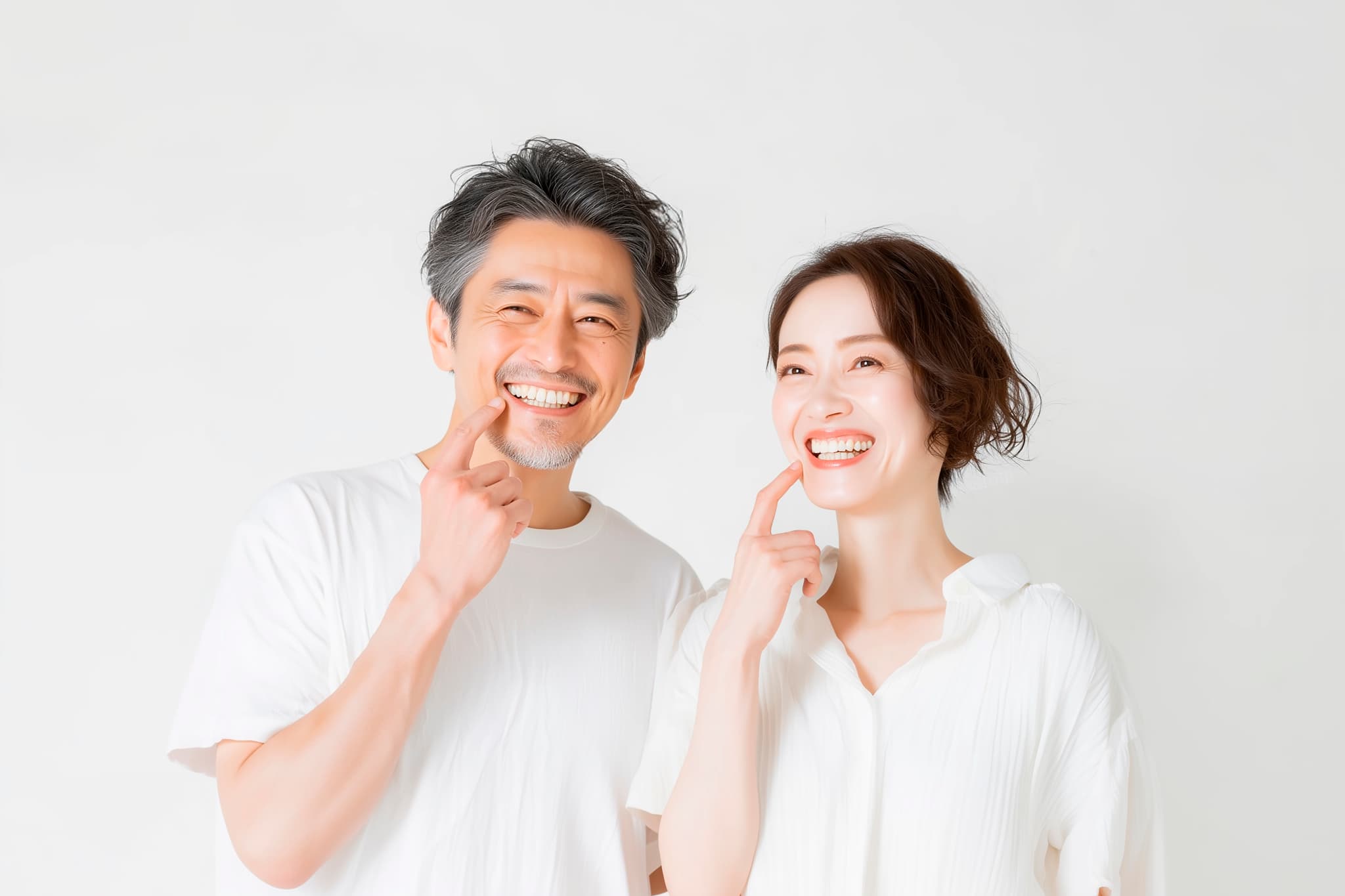 インプラント治療を受けた笑顔の夫婦
