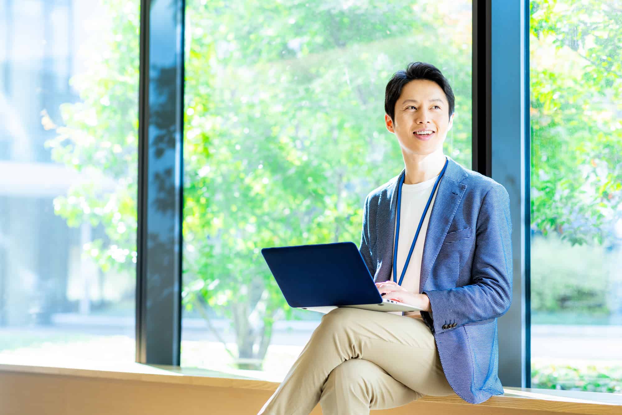 根管治療を終えて仕事に励む男性