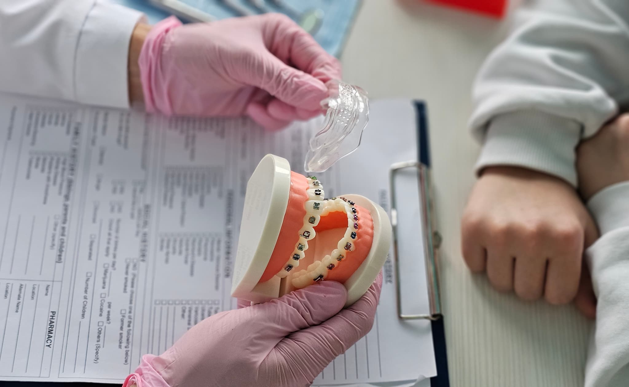 ワイヤー矯正やマウスピース矯正のカウンセリングをする歯科医と患者