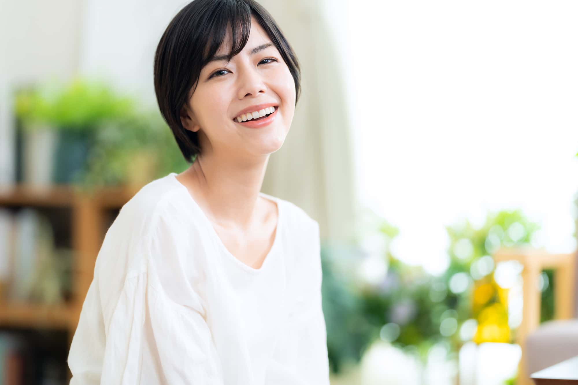 大人になって矯正をした笑顔の女性