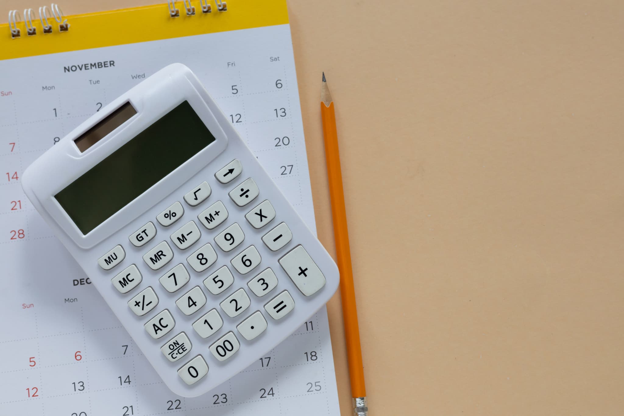 マウスピース矯正で八重歯を治す場合にかかる期間と費用のイメージ