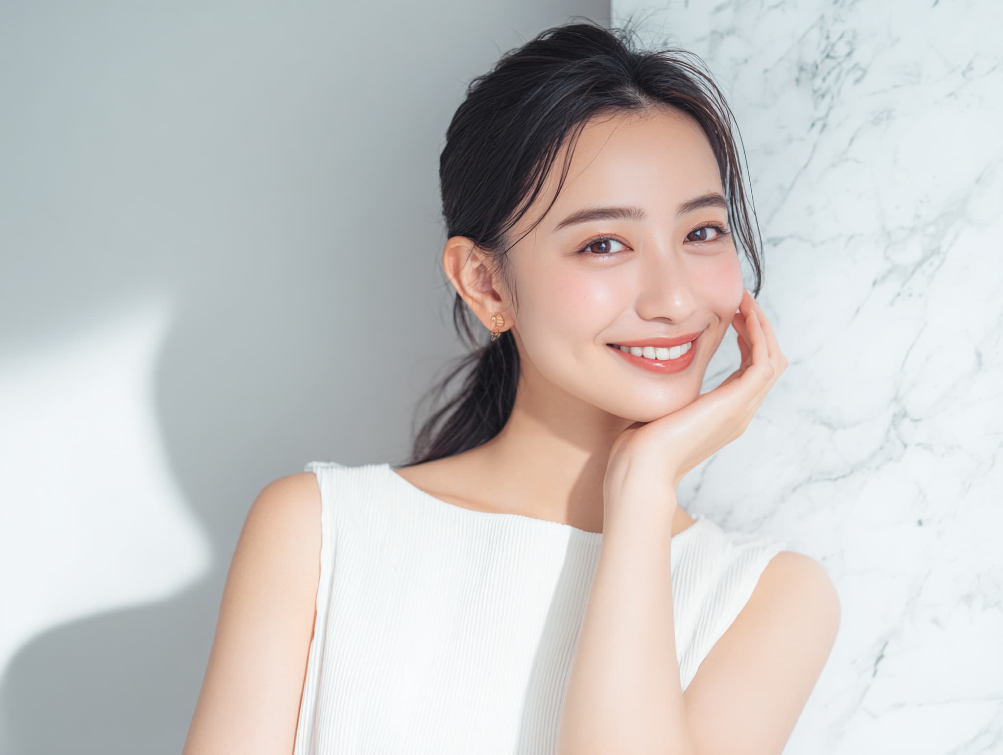 セラミックの歯で笑う金属アレルギーの女性