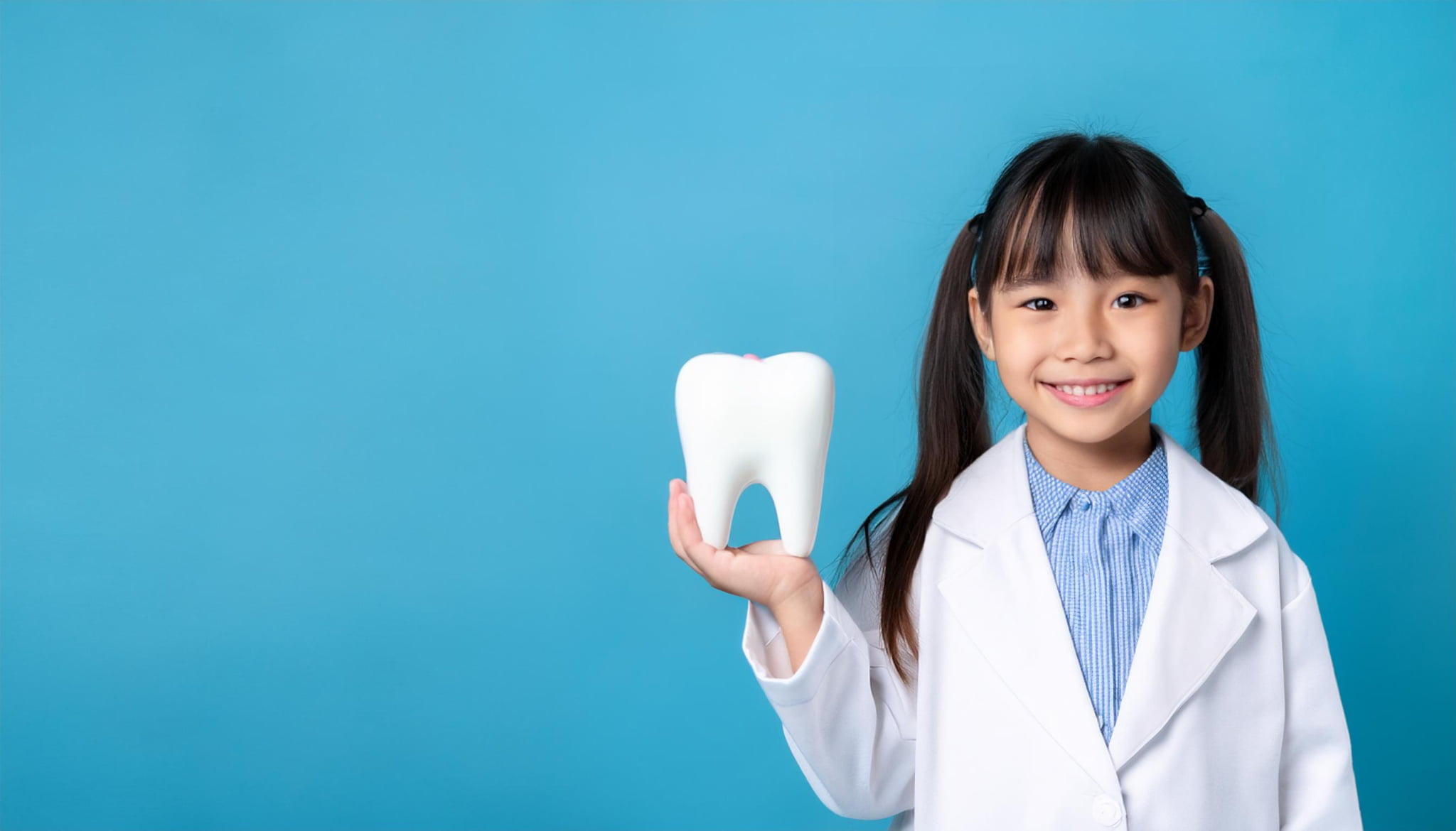 虫歯を予防する方法を解説する子供