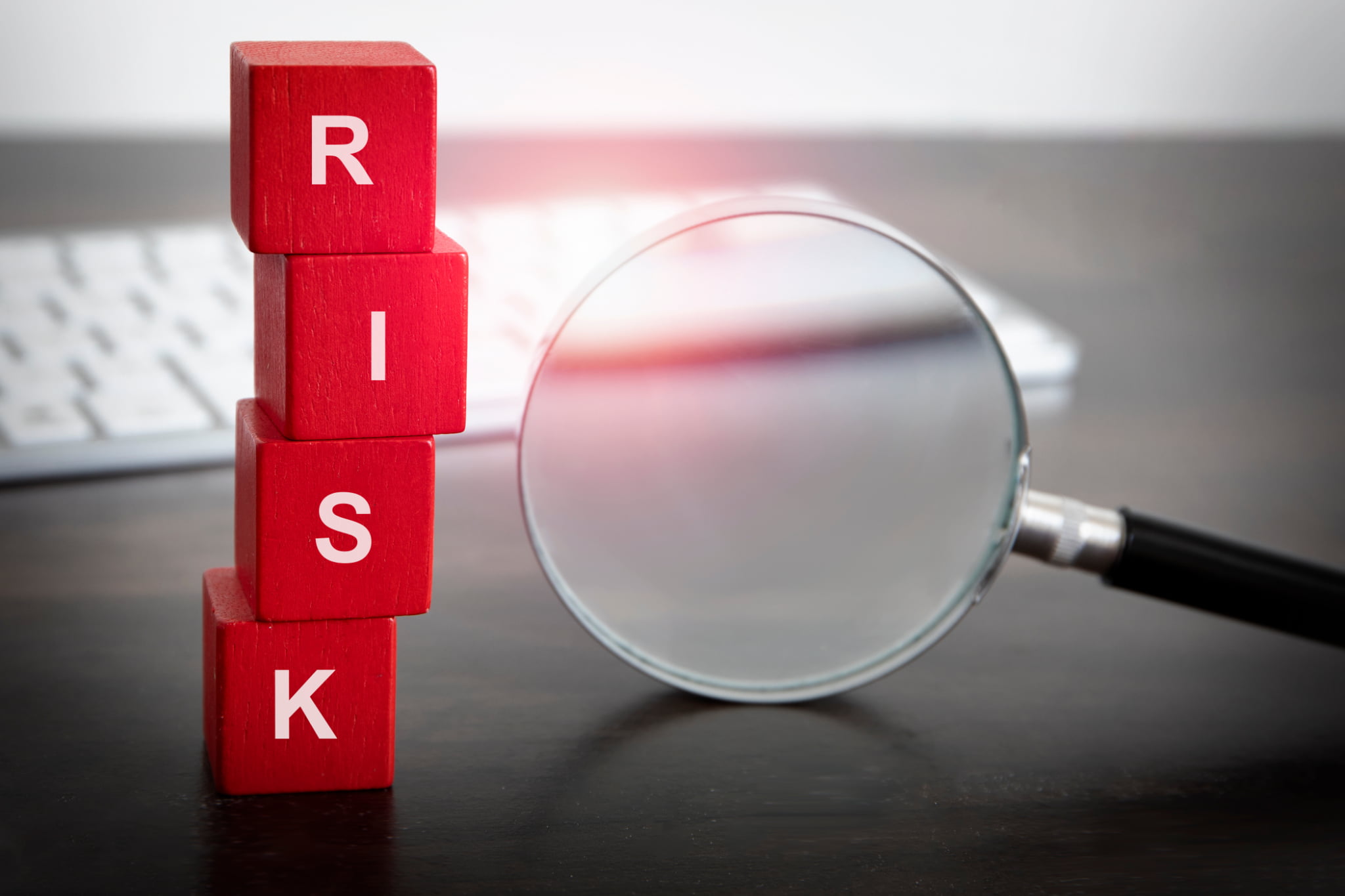 子どもの受け口を放置するリスクを説明するイメージ