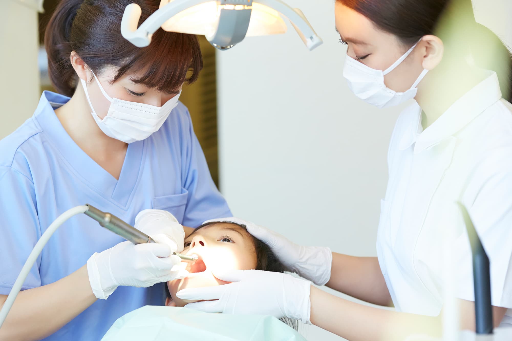 虫歯を治療している子供