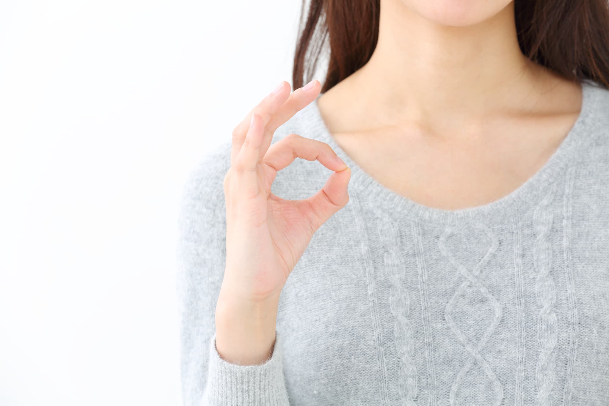 銀歯を白くするメリットを伝える女性