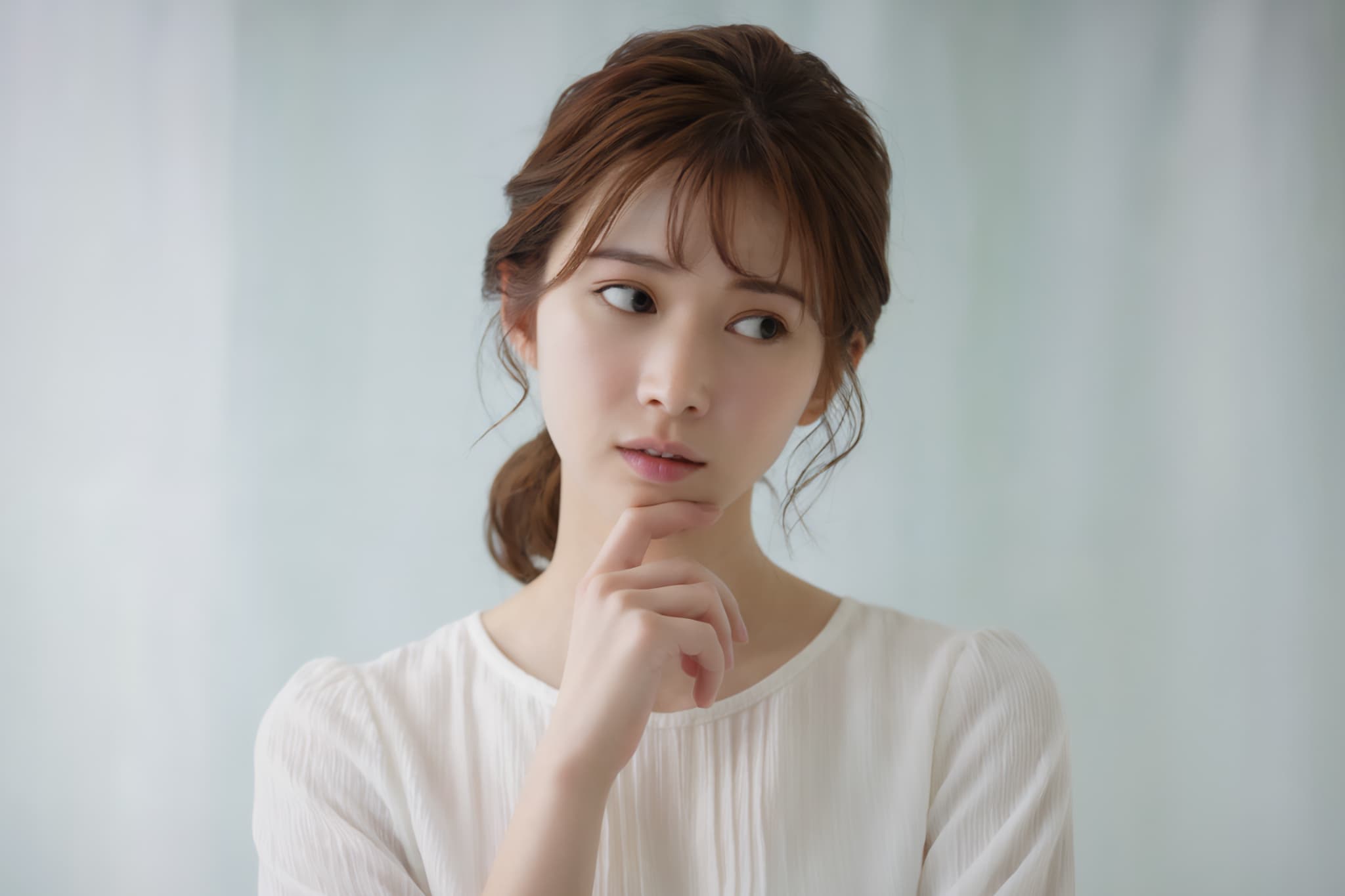 銀歯のままだとどんな問題があるのか考える女性