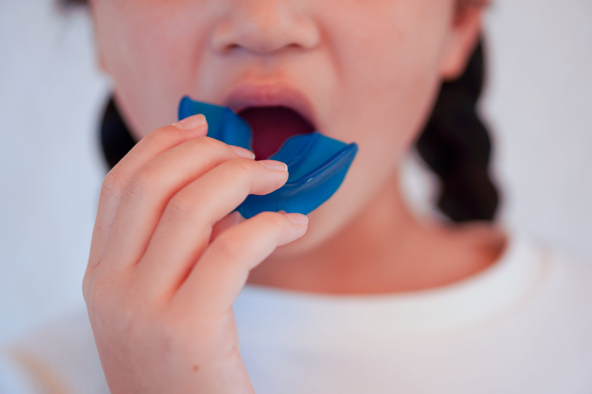 プレオルソを装着しようとしている子ども