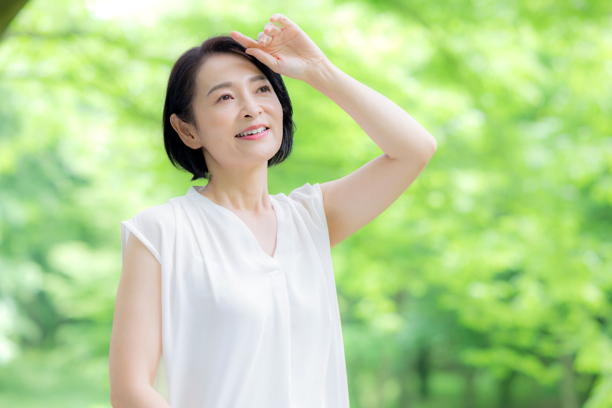 欠けたセラミックの歯を治療して気分よく散歩を楽しむ女性