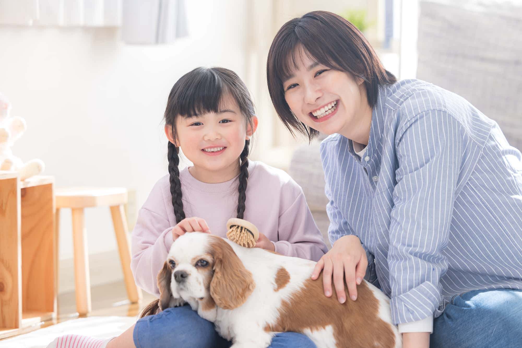 小児矯正の1期治療で整った歯並びになった子どもと笑顔の母親