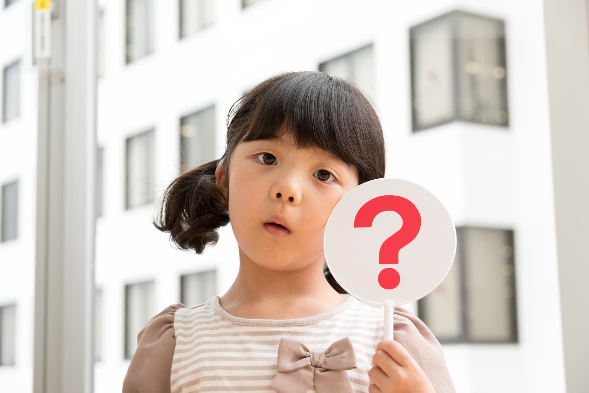 床矯正を始める年齢について考える女の子