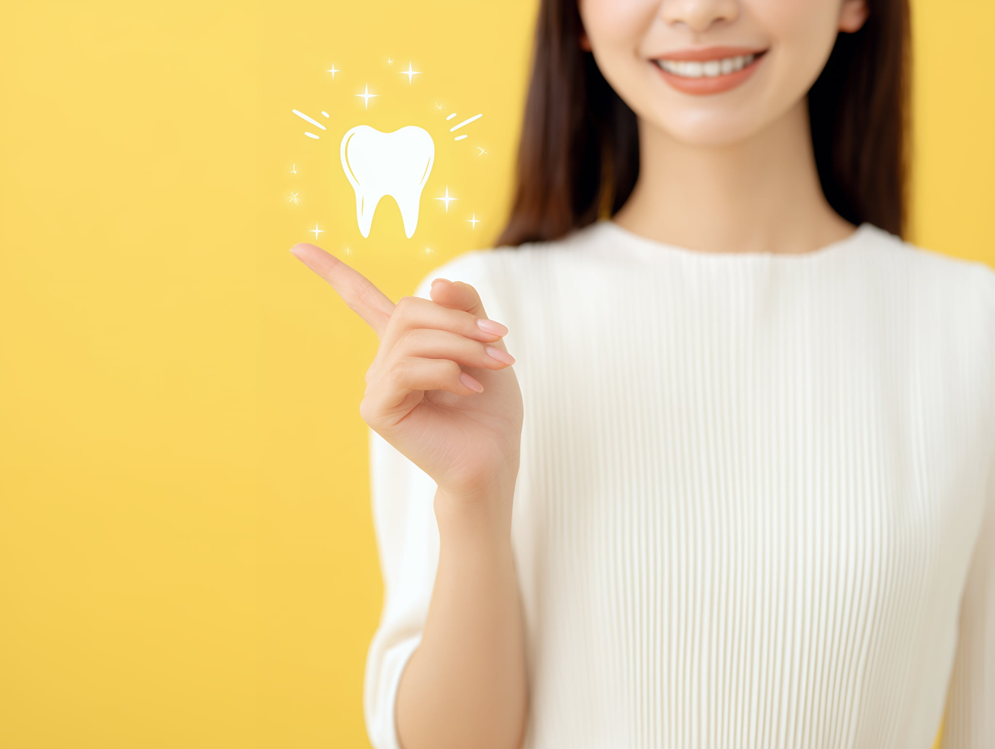 虫歯にならないための習慣を紹介する女性